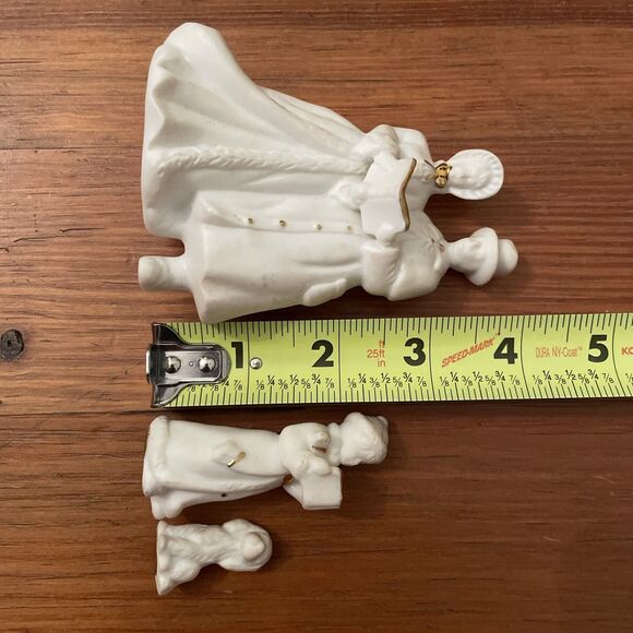 White Porcelain Lighted Church Gold Trim Christmas Carolers Tree 6 pc Set - Picture 7 of 13